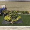 Instalación de grama sintética en jardín exterior