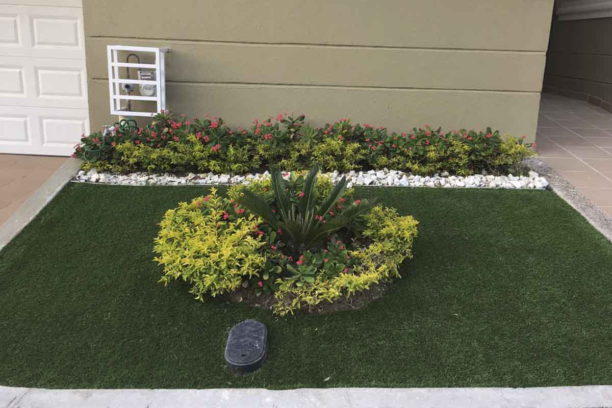 Instalación de grama sintética en jardín exterior