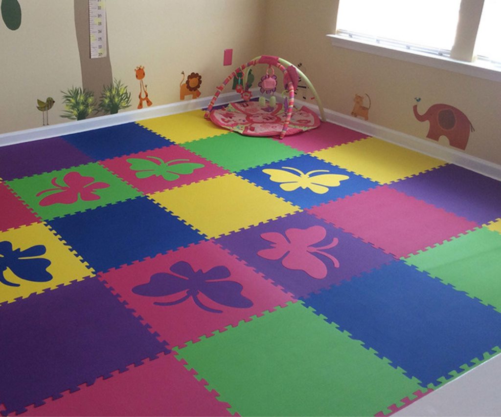 decoración de área de juegos para niñas con pisos de foami