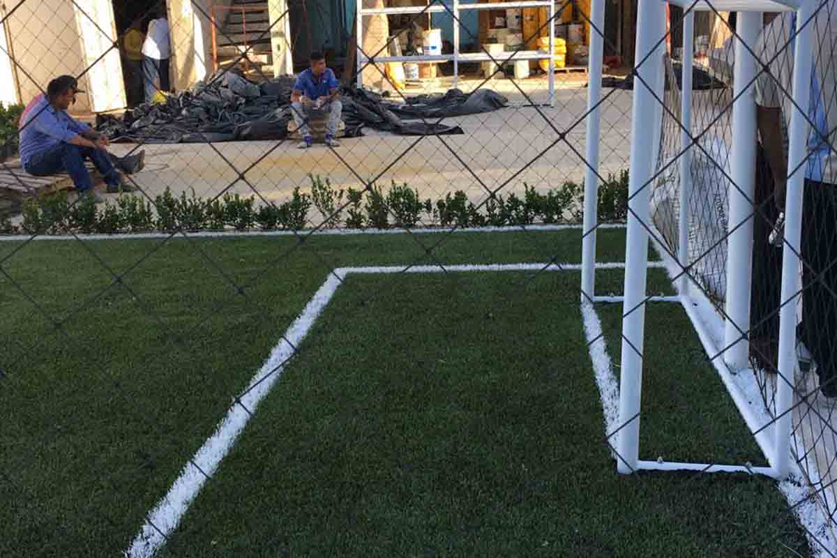 Instalación de grama sintética para fútbol y accesorios