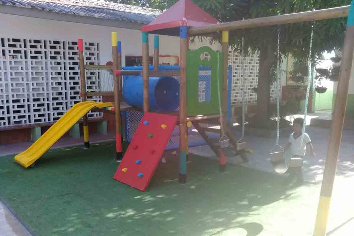 Instalación de parque infantil con piscina de bolas