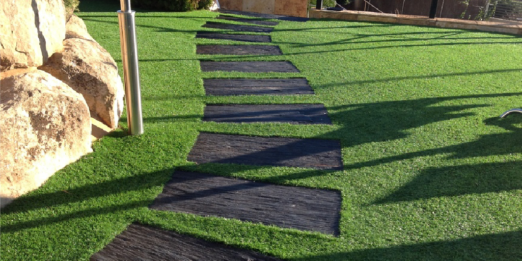 decorar con grama sintética y usos de la grama sintética en el diseño de paisajes