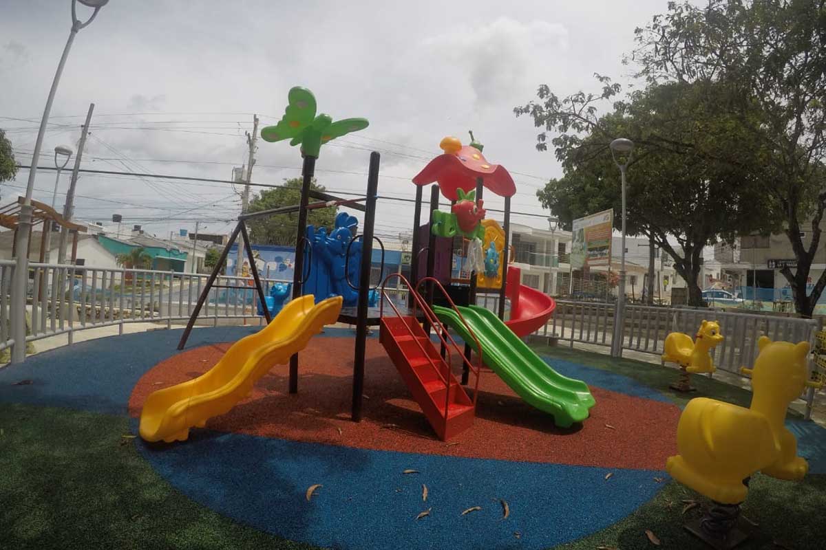 Instalación Playground Alegría y piso de caucho vaciado en Sincelejo