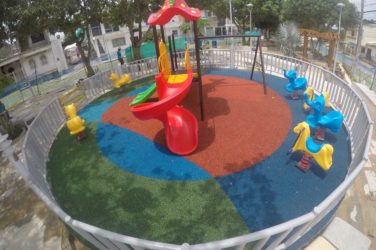 Instalación Playground Alegría y piso de caucho vaciado en Sincelejo