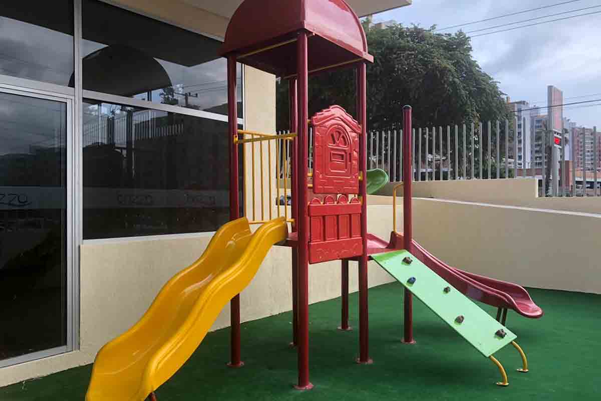 Suministro e instalación de grama y mantenimiento de playground