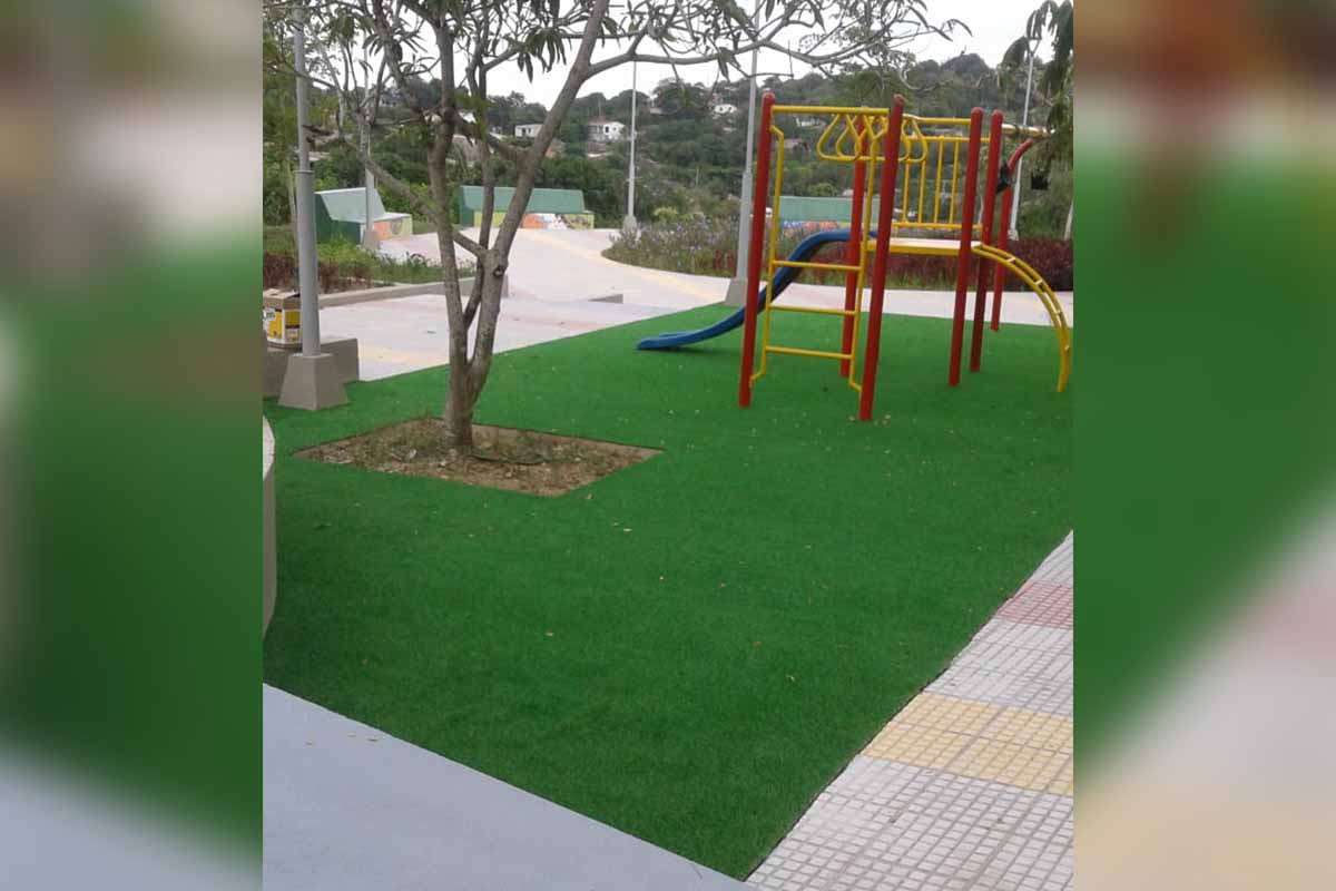 Instalación de grama paisajista en parque infantil en Tubará